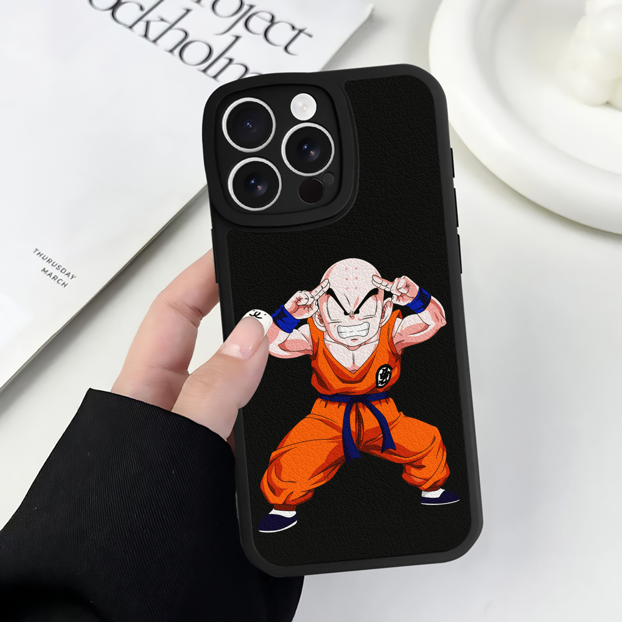 （画像用） ドラゴンボール クリリン DRAGON BALL krillin 【iPhone 16シリーズ対応】シリコンスマホケース（レザー調） 材質：シリコン